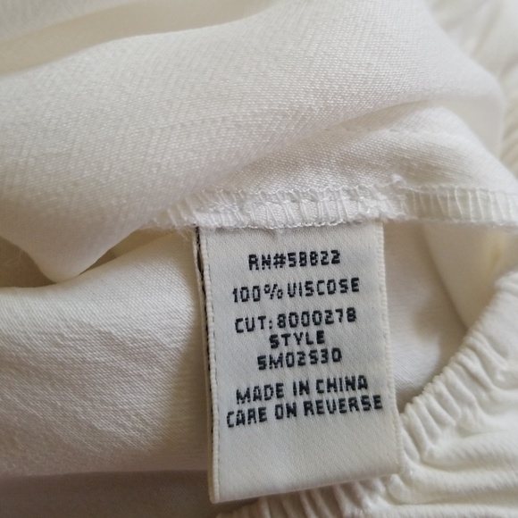 Studio M Ivory Sleevesles V deep neck. Size xs - Picture 8 of 8